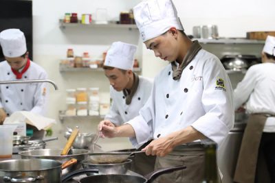 vừa học vừa l&agrave;m nghề bếp