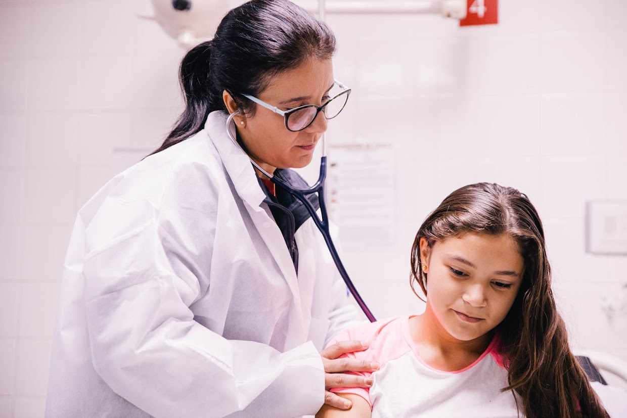 Dr. Mar&iacute;a Rom&aacute;n of the Salud Integral de la Montana Health Center examines a young patient in the emergency room on Dec. 17, 2017. The clinic serves the community of Naranjito, which is running primarily on generator power. (Photo by Donnie Hedden for Direct Relief)