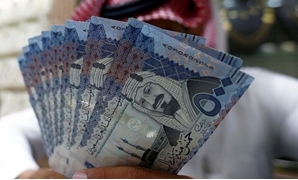 A Saudi money changer displays Saudi Riyal banknotes at a currency exchange shop in Riyadh, Saudi Arabia July 27, 2017. REUTERS-Faisal Al Nasser