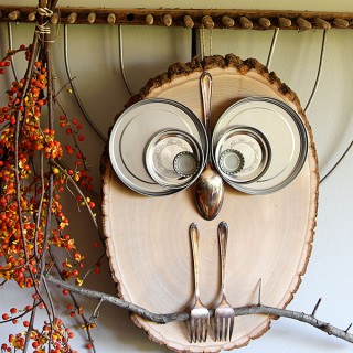 What a hoot! This adorable owl is a super QUICK and EASY DIY wood slice project for fall home decor or any time of the year. A ten minute craft for kids.
