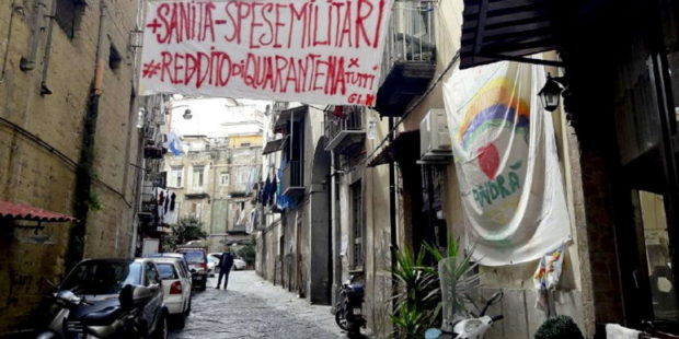 Coronavirus, lenzuola alle finestre: &ldquo;Reddito di quarantena, stop alle bollette&rdquo;