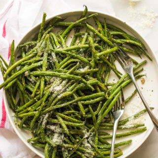 Roasted Garlic Green Beans - only 4 ingredients to make these addictive green beans! | littlebroken.com @littlebroken