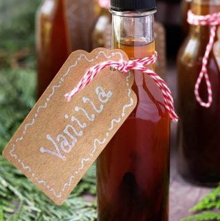 Instant Pot Vanilla Extract is a wonderful homemade vanilla that is so easy to make from vanilla beans! Pressure cooker vanilla extract is delicious, and makes great gifts! Homemade Instant Pot vanilla extract recipe by simplyhappyfoodie.com #instantpotvanilla #pressurecookervanilla #instantpotrecipes #pressurecookerrecipes